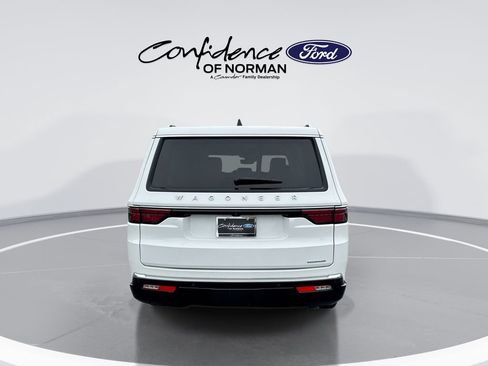 Used 2024 Jeep Wagoneer L Series II RWD image 7