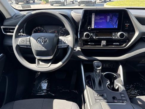 Used 2023 Toyota Highlander L AWD/4WD image 3