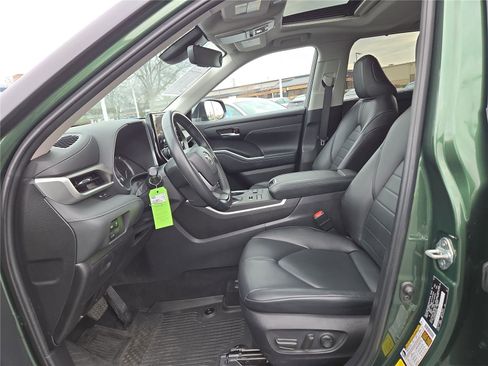 Used 2023 Toyota Highlander XLE AWD/4WD image 19