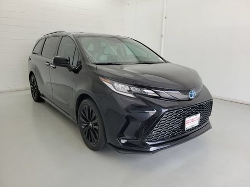 Used 2025 Toyota Sienna XSE FWD image 4