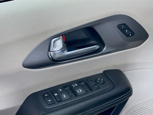 Used 2022 Chrysler Pacifica Touring-L FWD image 18
