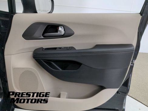 Used 2023 Chrysler Pacifica Touring-L FWD image 27