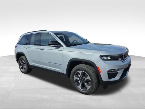 Used 2025 Jeep Grand Cherokee Limited 4xe w/ Trailer Tow Package AWD/4WD image 37