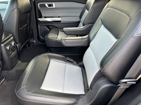 Used 2022 Ford Explorer XLT w/ Equipment Group 202A image 13