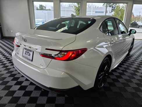Used 2025 Toyota Camry SE image 3