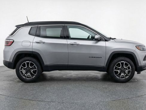Used 2025 Jeep Compass Trailhawk AWD/4WD image 11