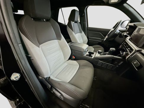 Used 2025 Toyota 4Runner TRD Off-Road image 32