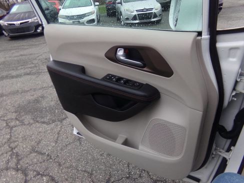 Used 2017 Chrysler Pacifica Touring-L image 31