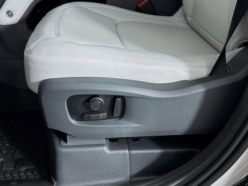 New 2026 Land Rover Defender 110 X-Dynamic SE image 22