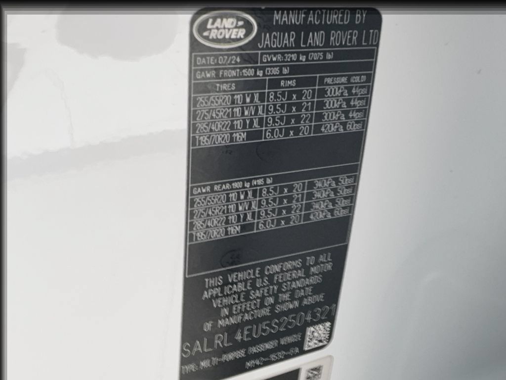Used 2025 Land Rover Discovery Dynamic SE AWD/4WD image 55