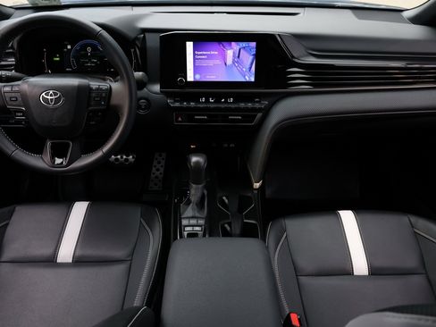 Used 2025 Toyota Camry SE image 2