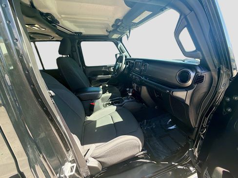 Used 2021 Jeep Wrangler Unlimited Sport image 31