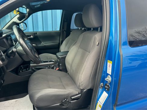 Used 2017 Toyota Tacoma TRD Sport w/ Tow Package (A/T) image 10