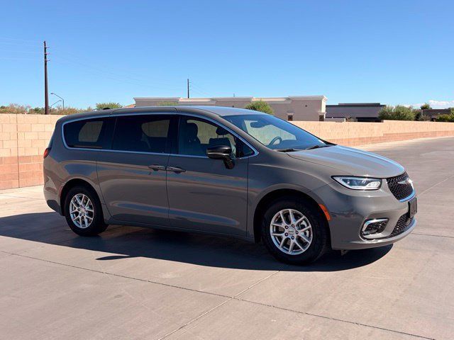 Certified 2025 Chrysler Pacifica Select FWD image 5