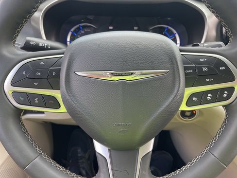 Used 2024 Chrysler Pacifica Select image 30