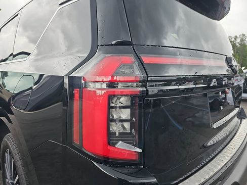 Used 2025 Nissan Armada Platinum Reserve RWD image 40