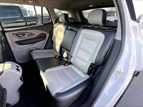 Used 2024 GMC Terrain SLT image 24