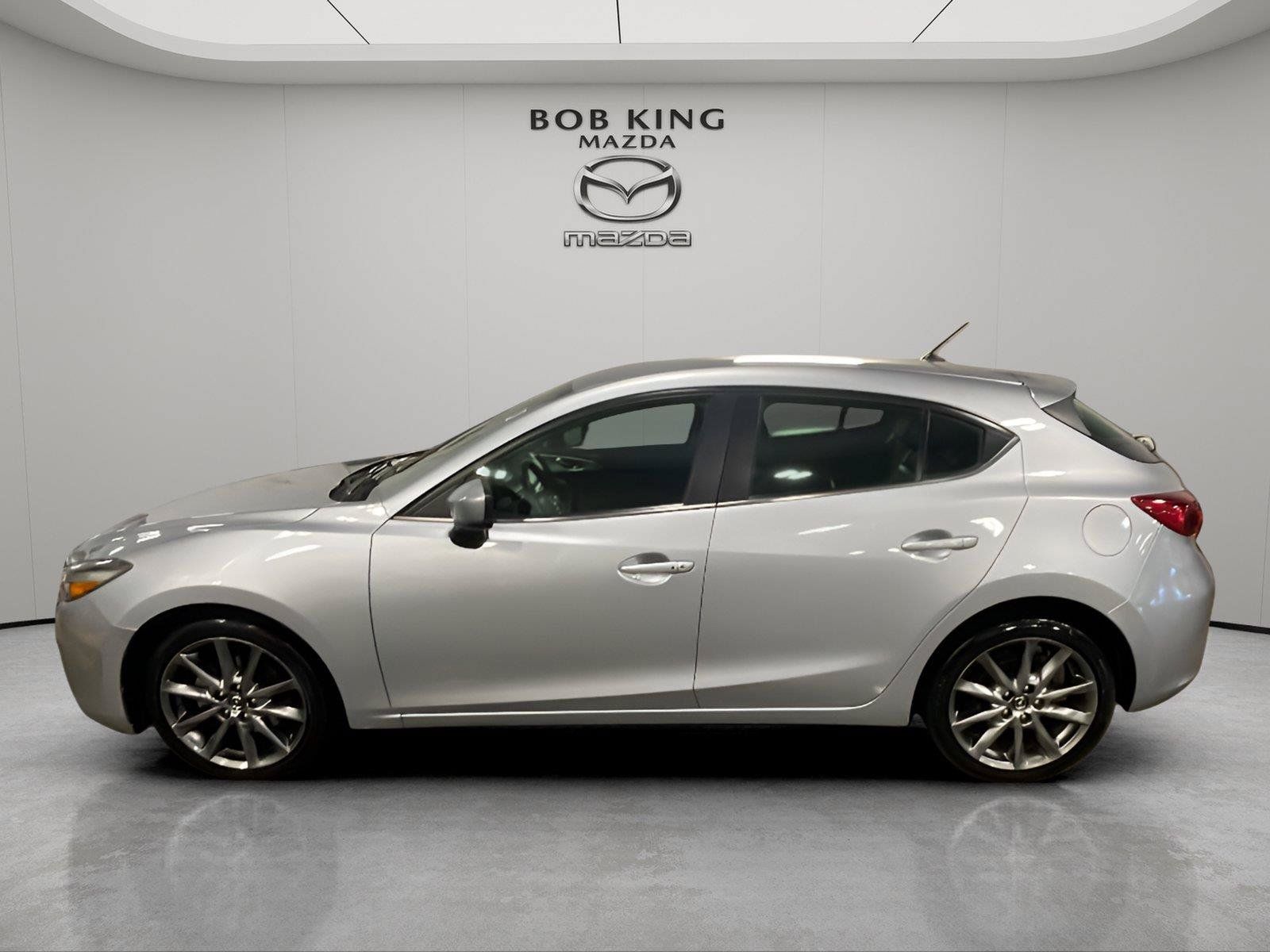 Used 2018 MAZDA MAZDA3 Touring FWD image 2