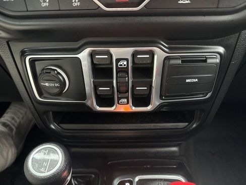 Used 2021 Jeep Gladiator Willys image 22