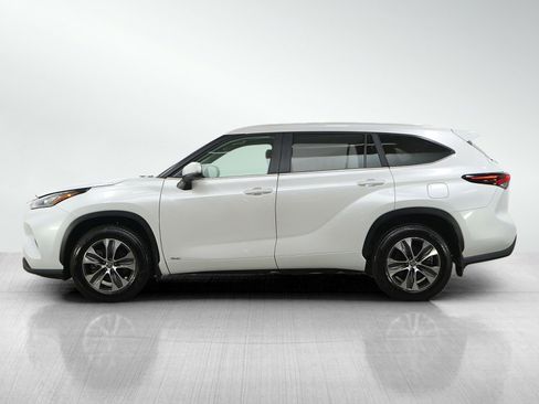 Used 2025 Toyota Highlander XLE AWD/4WD image 2