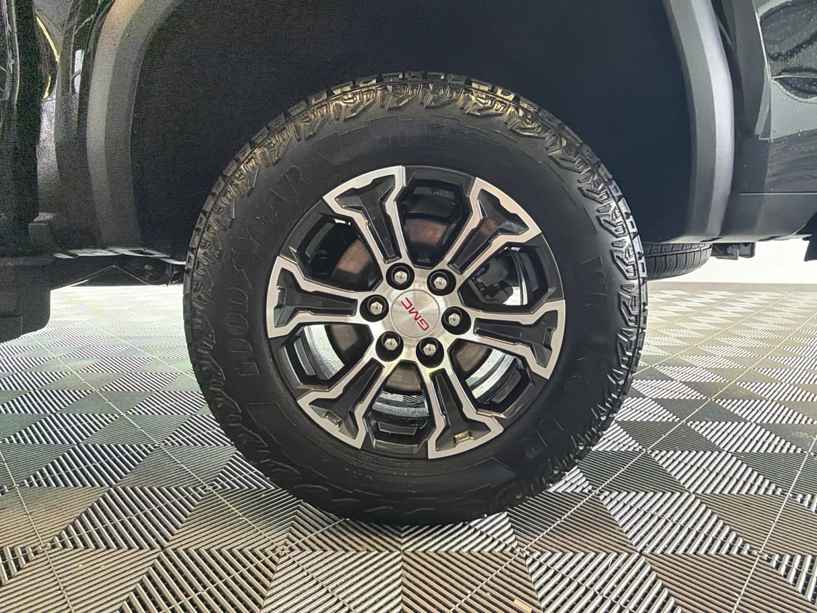 Used 2025 GMC Canyon AT4 w/ Technology Plus Package AWD/4WD image 8