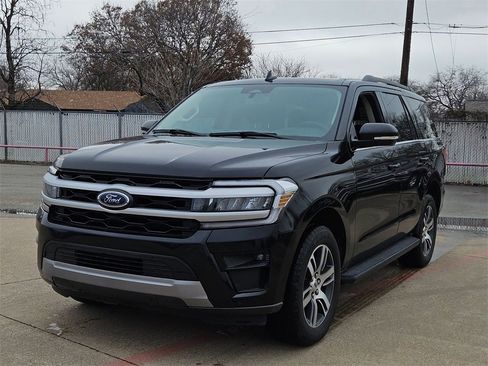 Used 2024 Ford Expedition XLT image 3