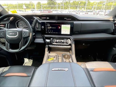 Used 2025 GMC Sierra 2500 AT4 w/ AT4 Premium Plus Package AWD/4WD image 5