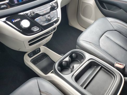 Used 2018 Chrysler Pacifica Touring-L FWD image 28
