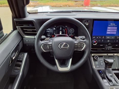 Used 2025 Lexus GX 550 w/ Accessory Package (2T) AWD/4WD image 19