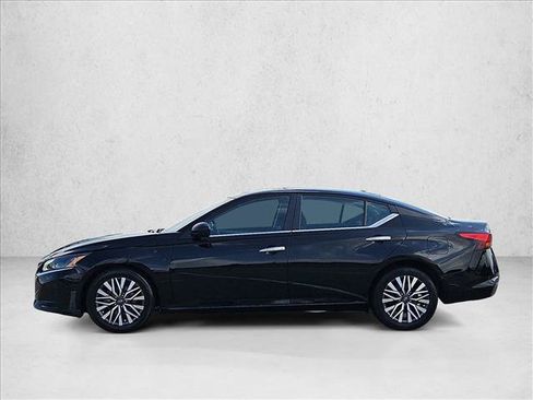Used 2024 Nissan Altima 2.5 SV FWD image 9