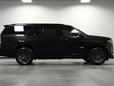 Used 2024 Cadillac Escalade ESV V w/ Heavy-Duty Trailer Package AWD/4WD image 3