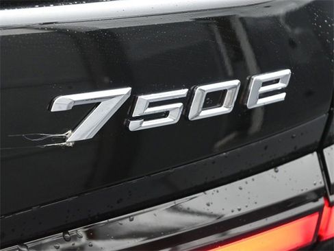 New 2025 BMW 750e xDrive w/ Premium Package image 24