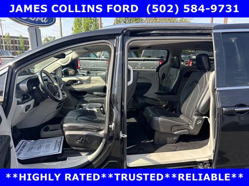 Used 2018 Chrysler Pacifica Limited FWD image 11