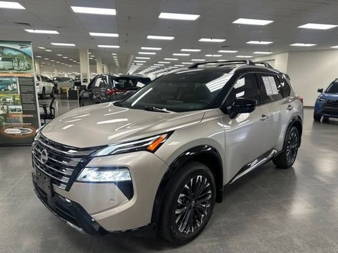 Used 2025 Nissan Rogue Platinum AWD/4WD image 3