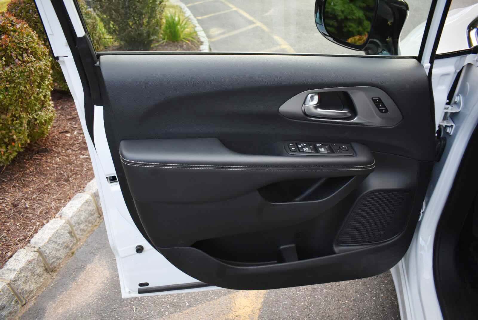 Used 2025 Chrysler Pacifica Select FWD image 75