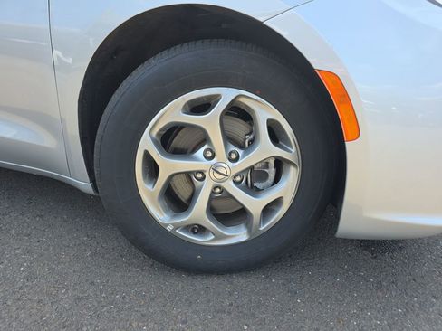 Used 2024 Chrysler Pacifica Limited image 10