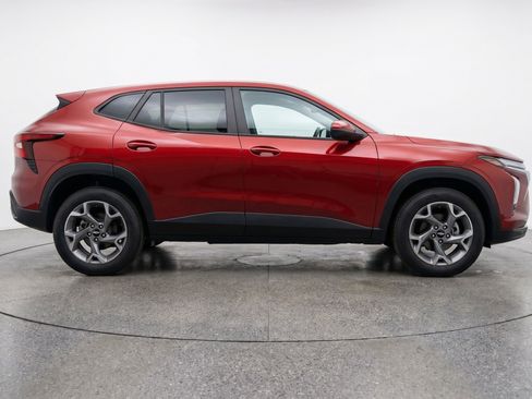 Used 2025 Chevrolet Trax LT w/ LT Convenience Package FWD image 11