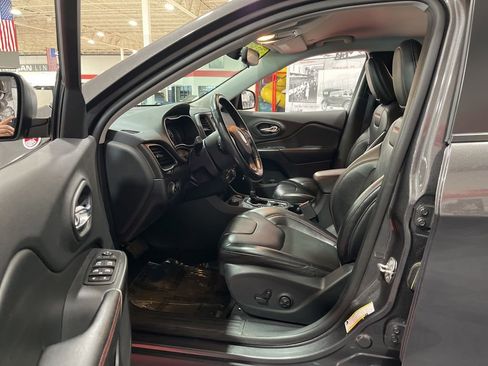 Used 2020 Jeep Cherokee Trailhawk w/ Cold Weather Group AWD/4WD image 3