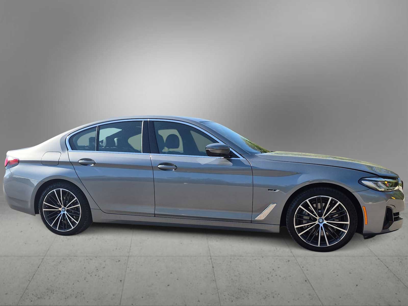 Used 2023 BMW 530e xDrive w/ Convenience Package AWD/4WD image 9