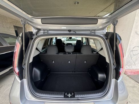 Used 2025 Kia Soul LX w/ LX Technology Package FWD image 29