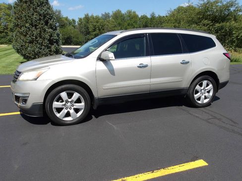 Used 2016 Chevrolet Traverse LT w/ Style and Technology Package FWD image 9