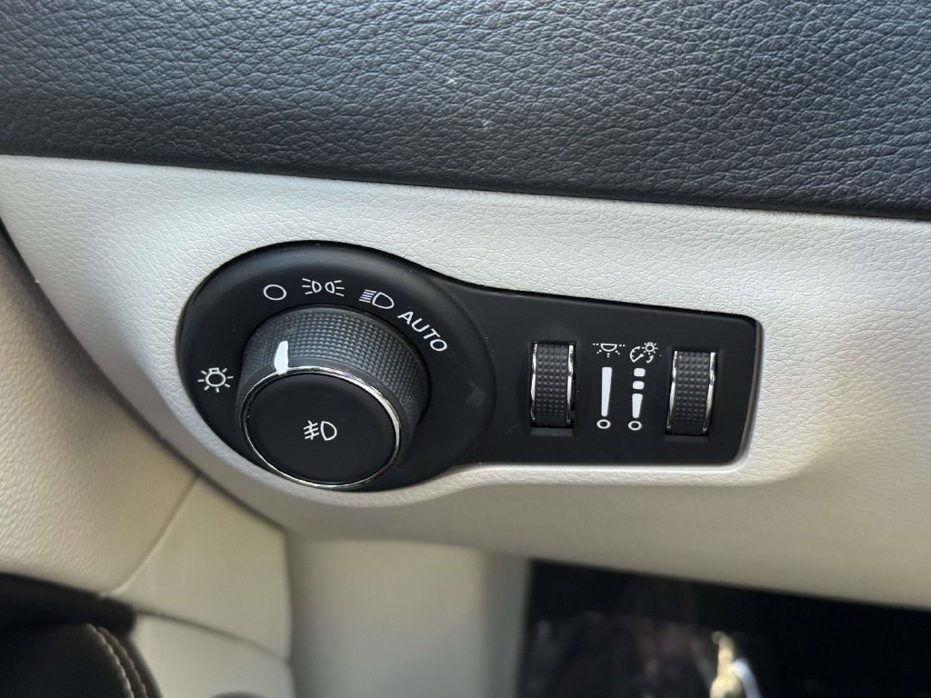 Used 2019 Jeep Compass Latitude FWD image 27
