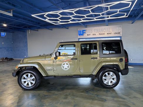 Used 2013 Jeep Wrangler Unlimited Sahara w/ Dual Top Group AWD/4WD image 12