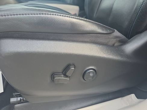 Used 2021 Chrysler Pacifica Touring-L FWD image 12