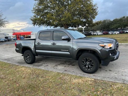 Used 2022 Toyota Tacoma SR5 w/ Technology Package image 7