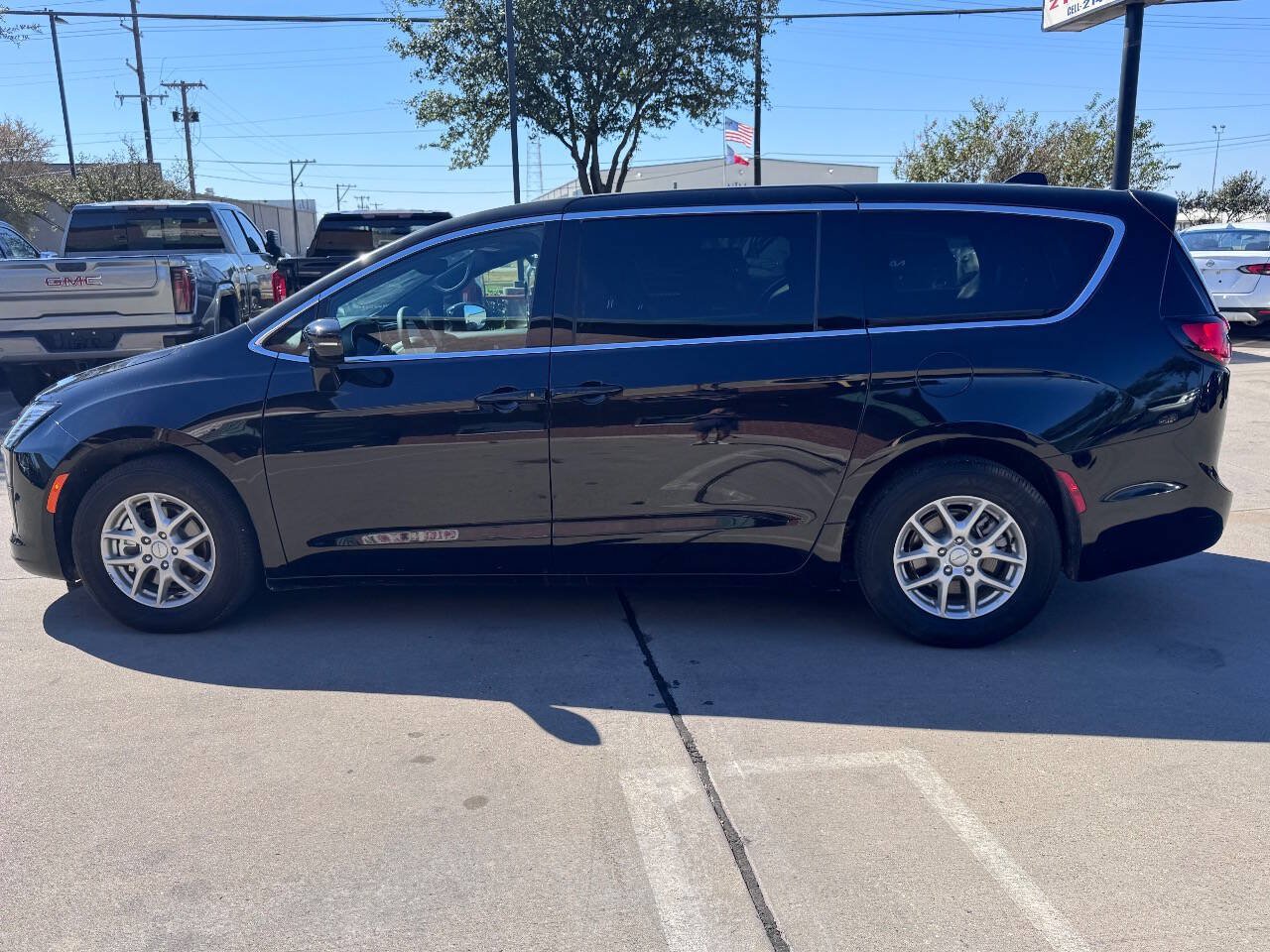 Used 2027 Chrysler Pacifica Select FWD image 8