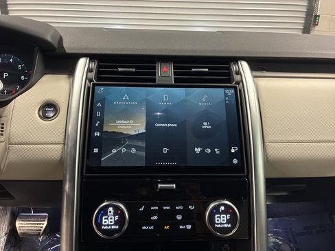 Certified 2024 Land Rover Discovery Dynamic SE image 19