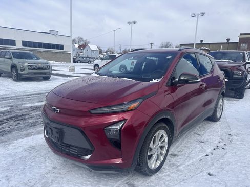 Used 2022 Chevrolet Bolt EUV LT w/ Comfort Package image 3