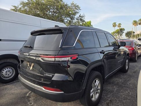 Used 2023 Jeep Grand Cherokee Laredo AWD/4WD image 5