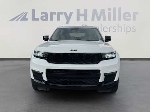 Used 2023 Jeep Grand Cherokee L Limited w/ Black Appearance Package AWD/4WD image 8